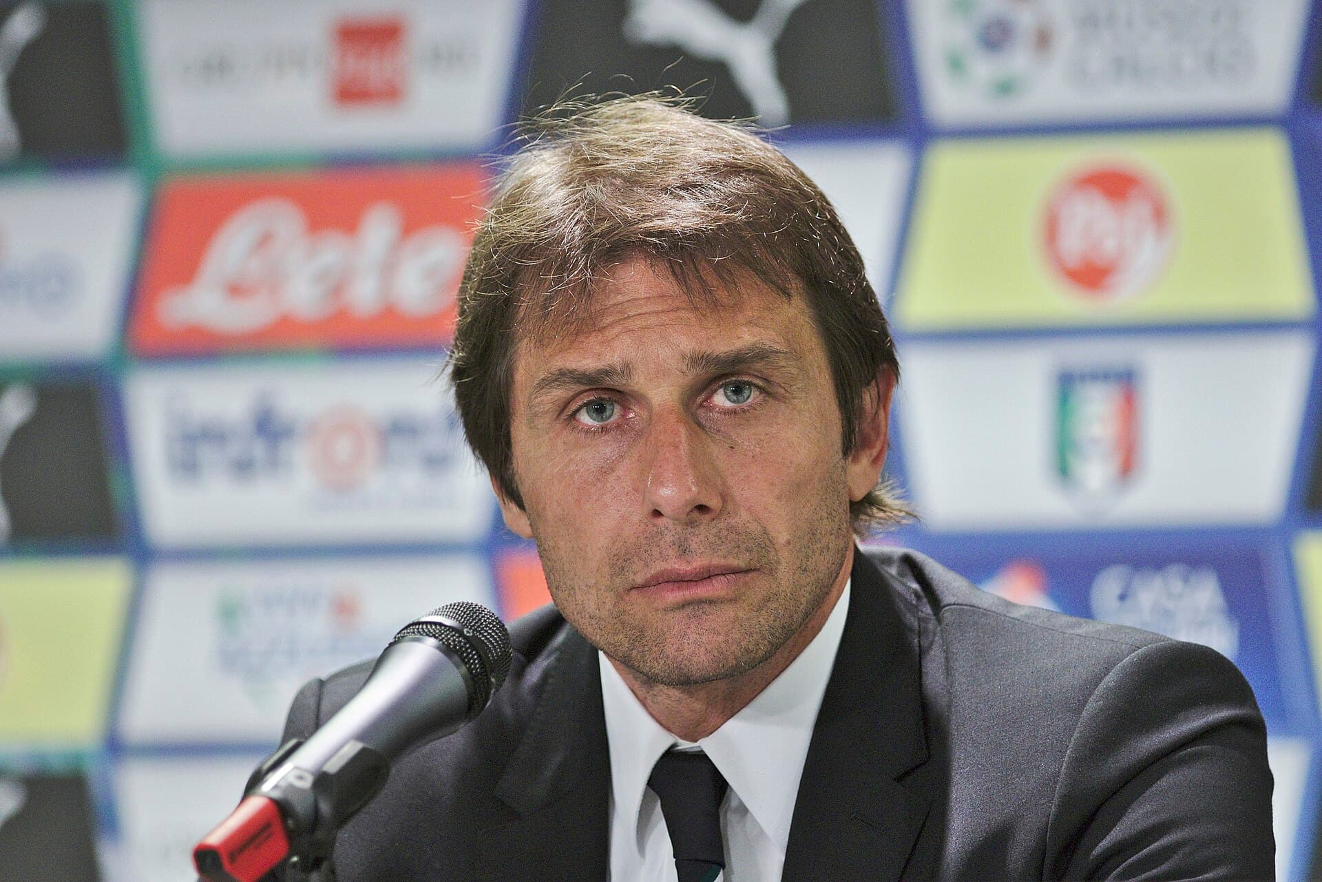 Antonio Conte durante una conferenza stampa della nazionale italiana
