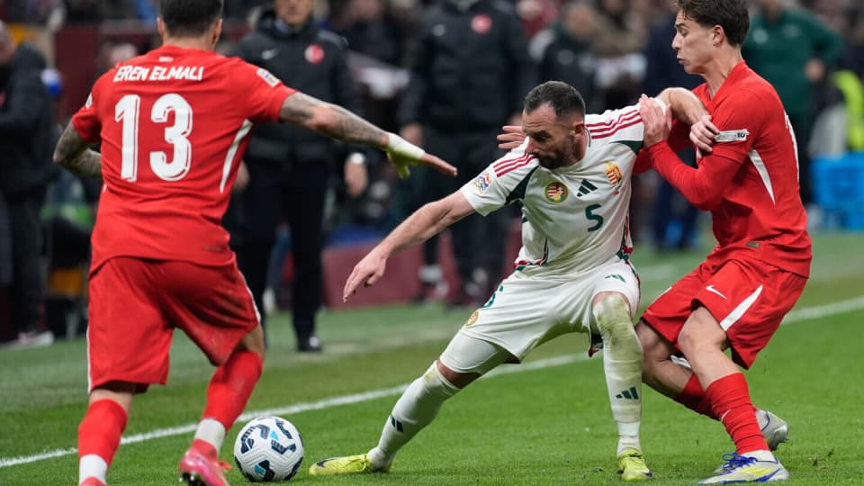 Kenan Yıldız contrasta un avversario durante una partita della Turchia
