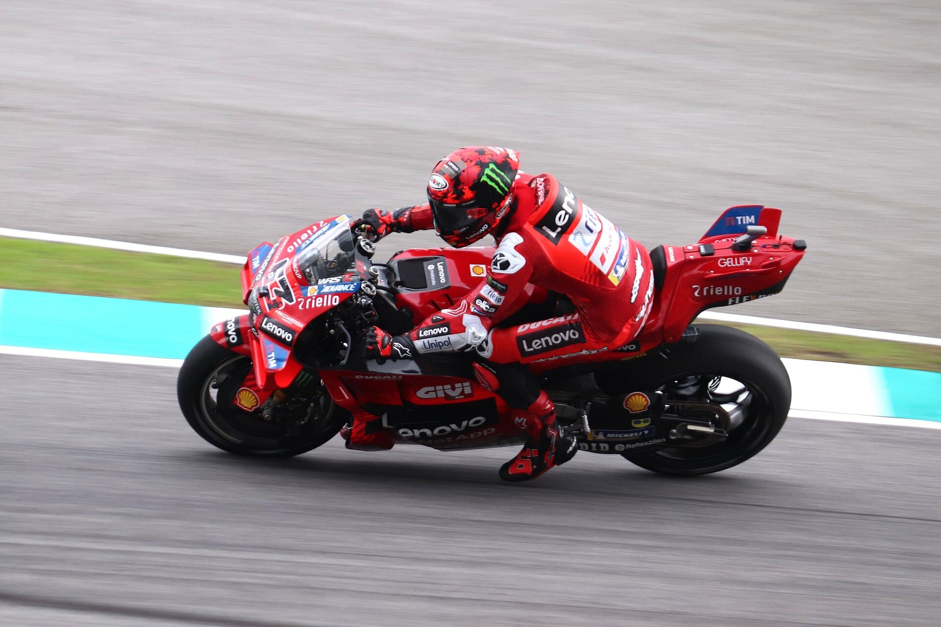 Francesco Bagnaia guida la Ducati durante il Gran Premio della Malesia